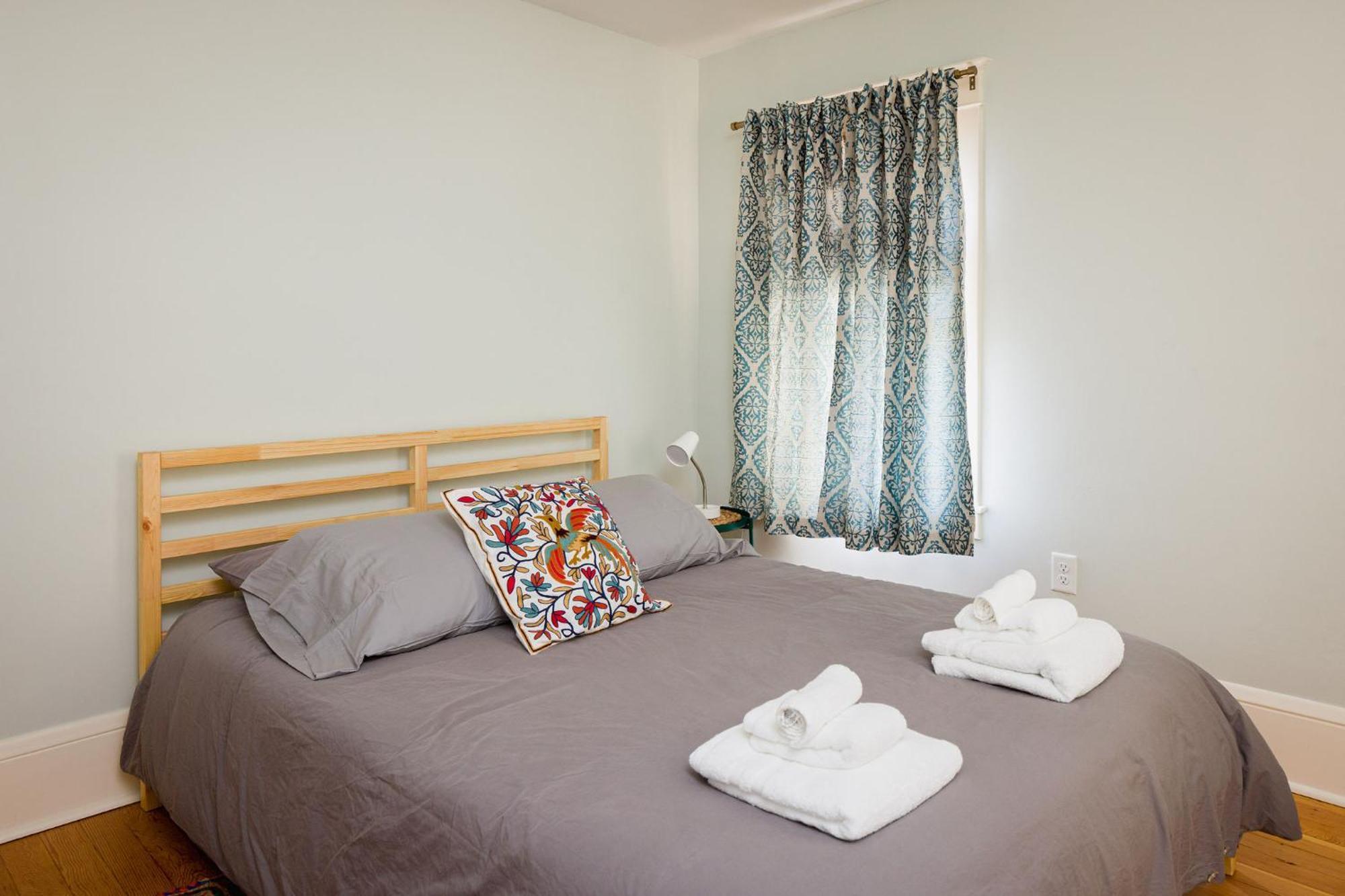 Queen City Bungalow & Cottages Burlington Bagian luar foto