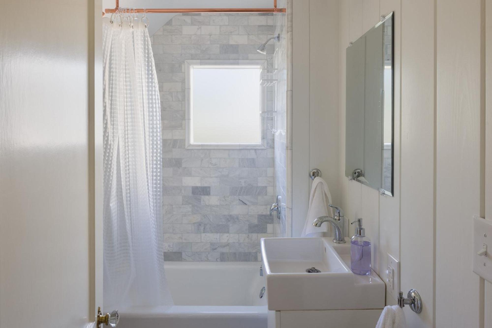 Queen City Bungalow & Cottages Burlington Bagian luar foto