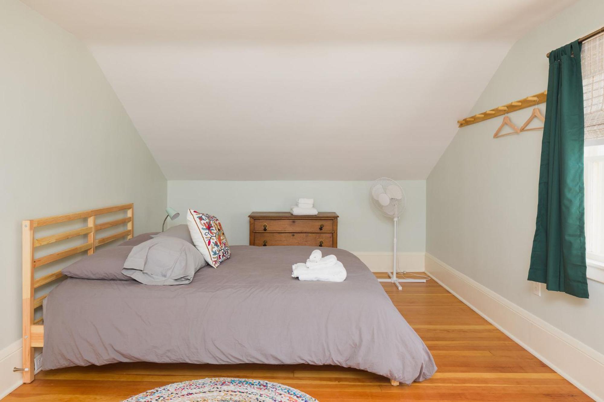 Queen City Bungalow & Cottages Burlington Bagian luar foto