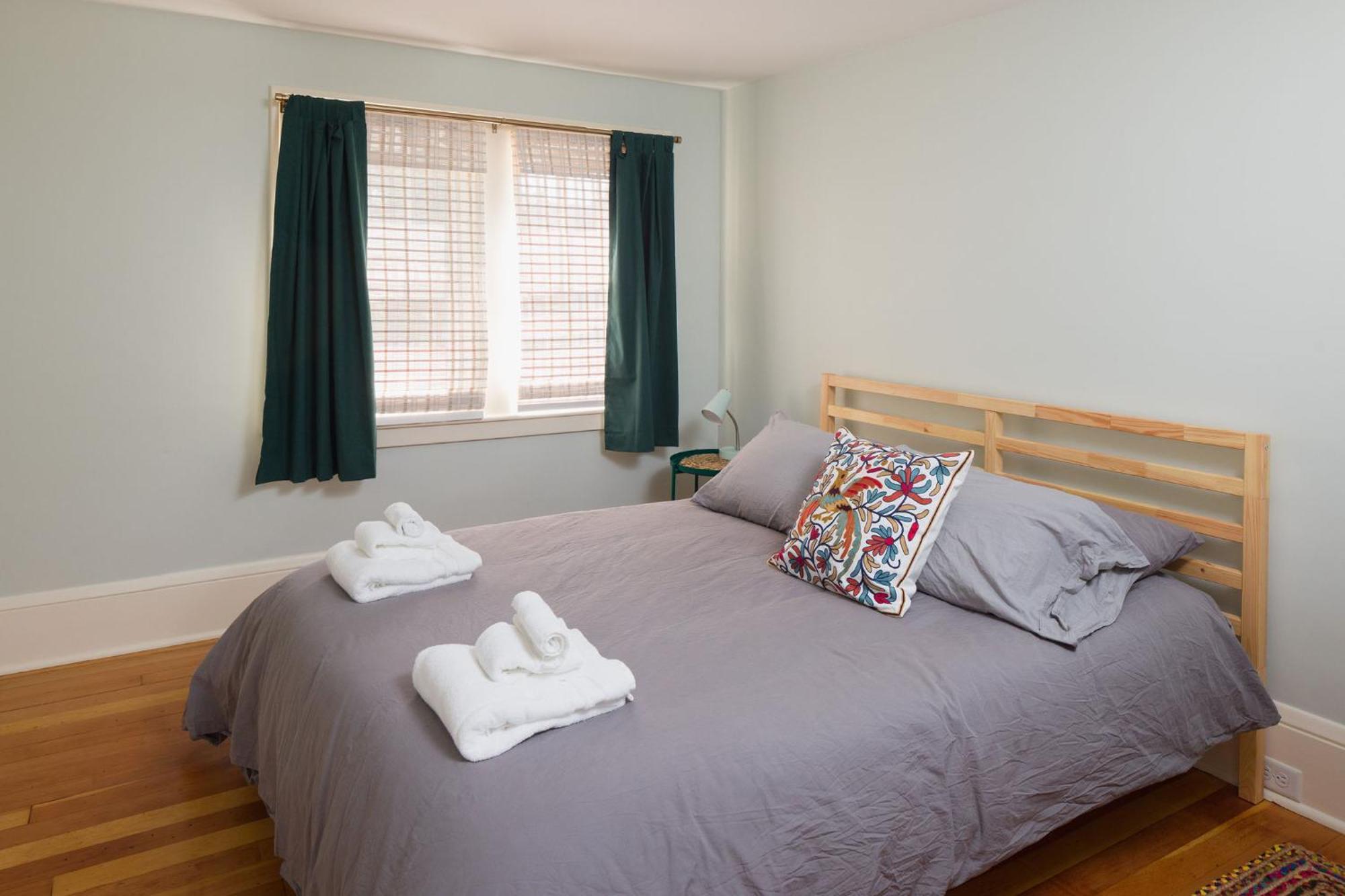 Queen City Bungalow & Cottages Burlington Bagian luar foto