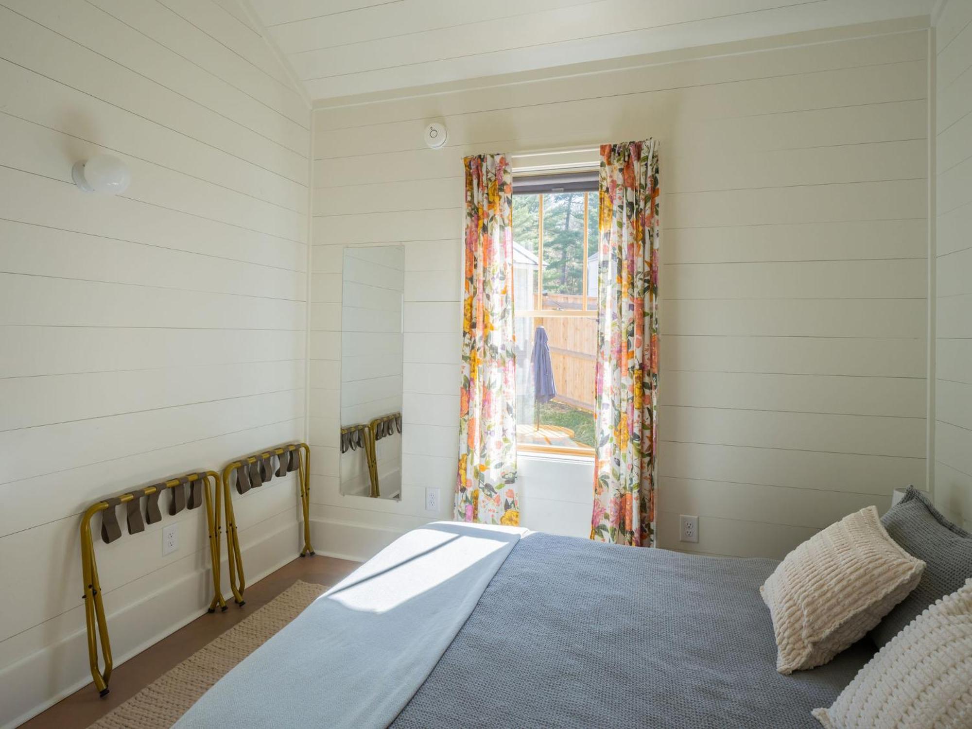 Queen City Bungalow & Cottages Burlington Bagian luar foto
