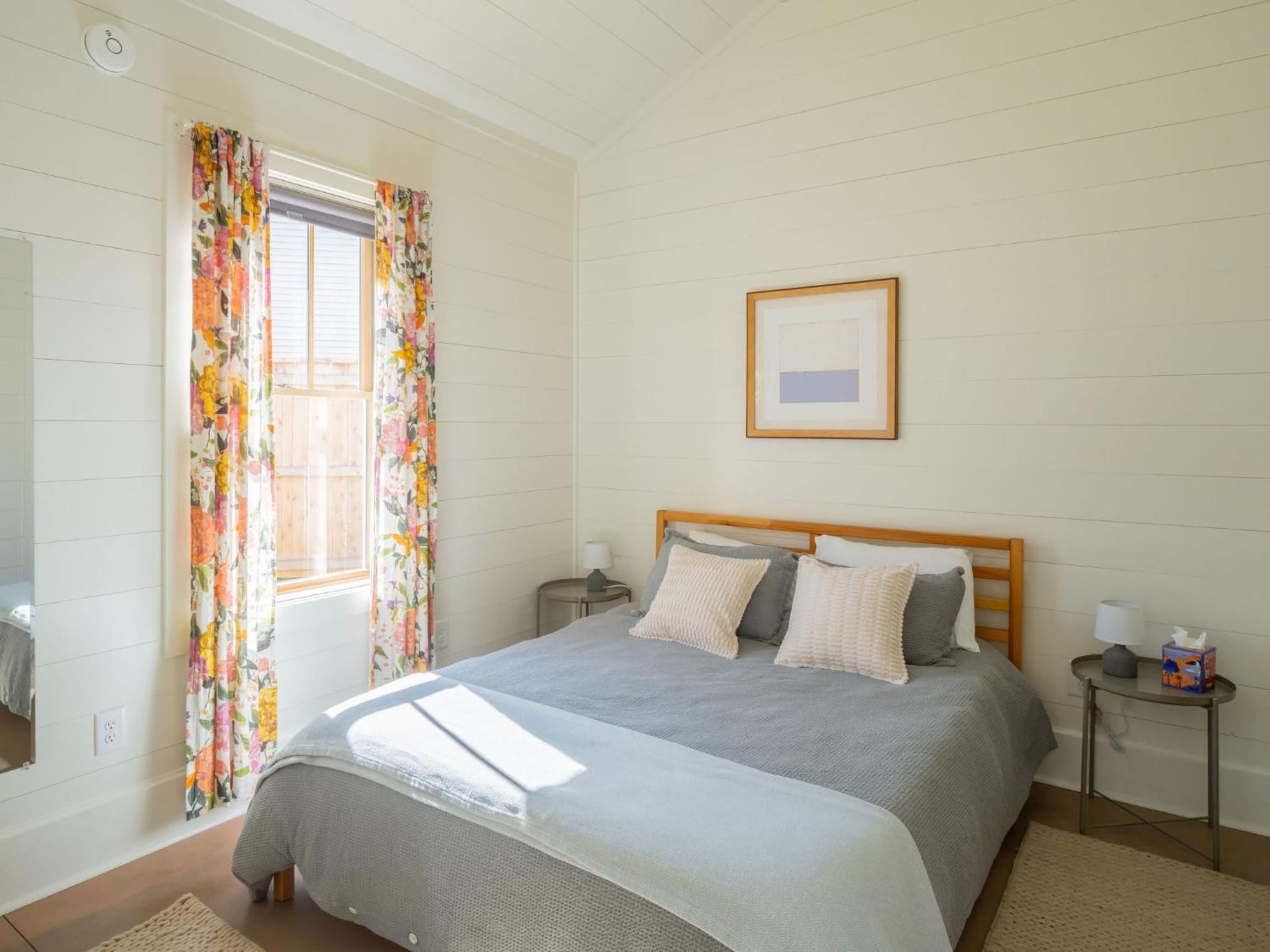 Queen City Bungalow & Cottages Burlington Bagian luar foto