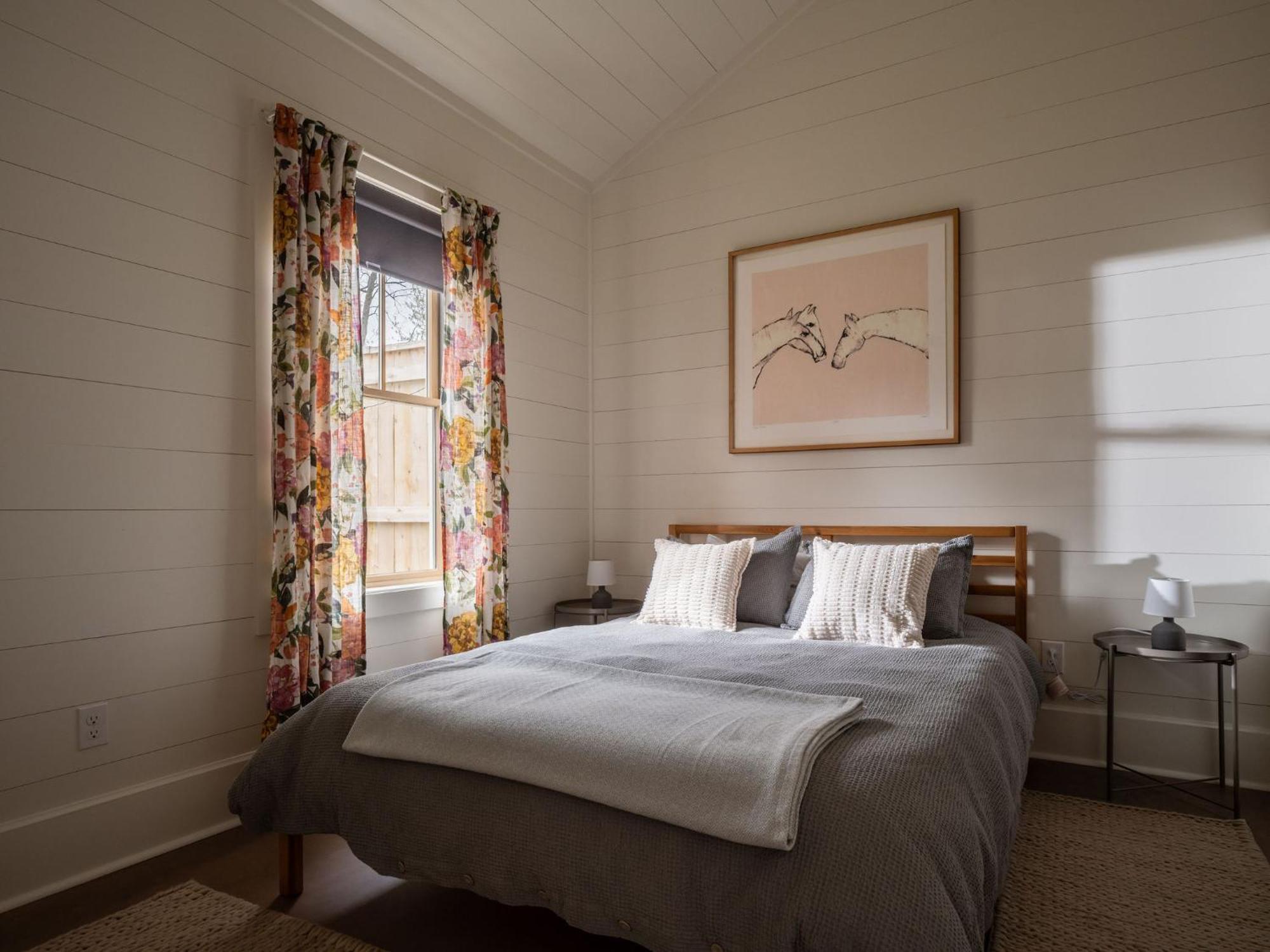 Queen City Bungalow & Cottages Burlington Bagian luar foto