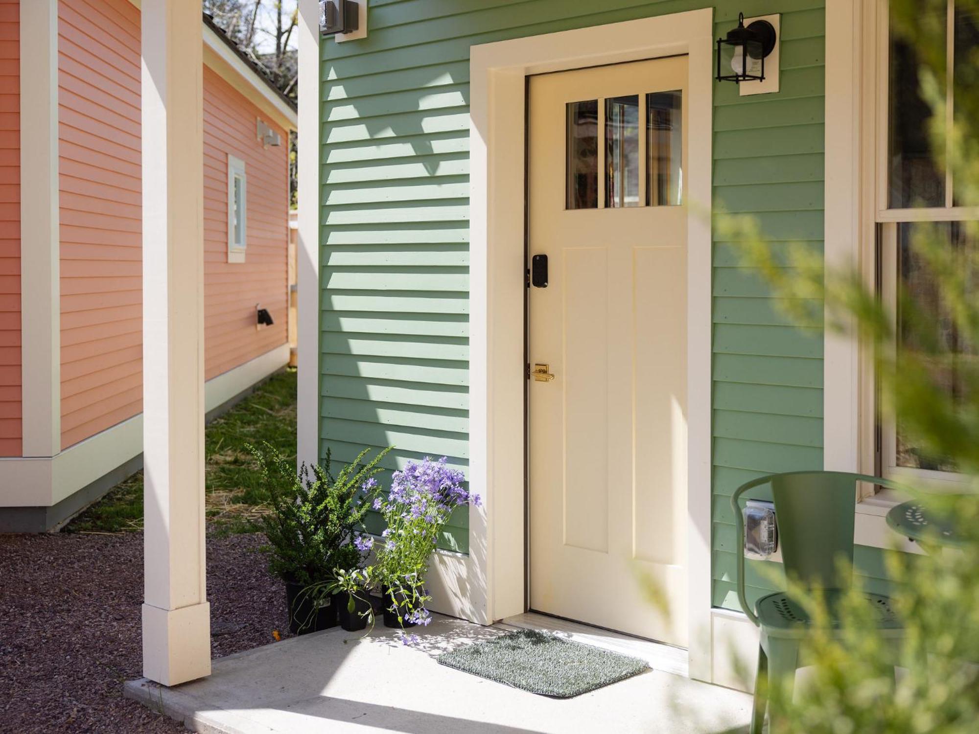 Queen City Bungalow & Cottages Burlington Bagian luar foto