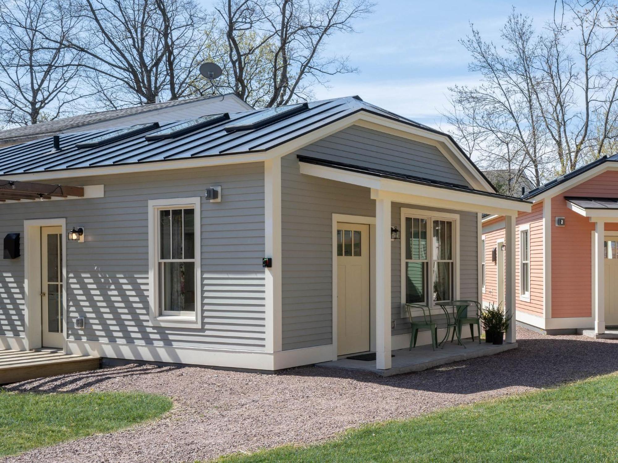 Queen City Bungalow & Cottages Burlington Bagian luar foto