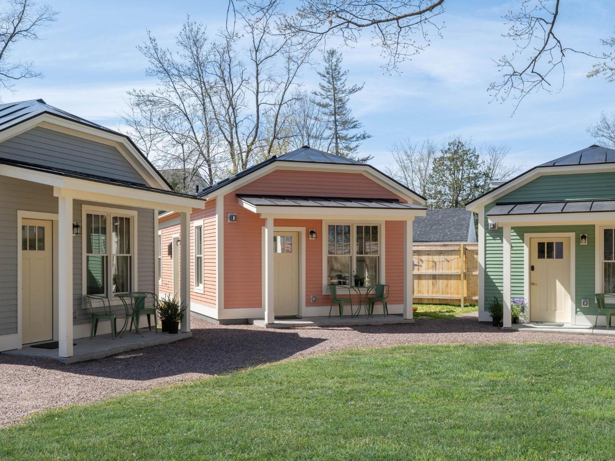 Queen City Bungalow & Cottages Burlington Bagian luar foto